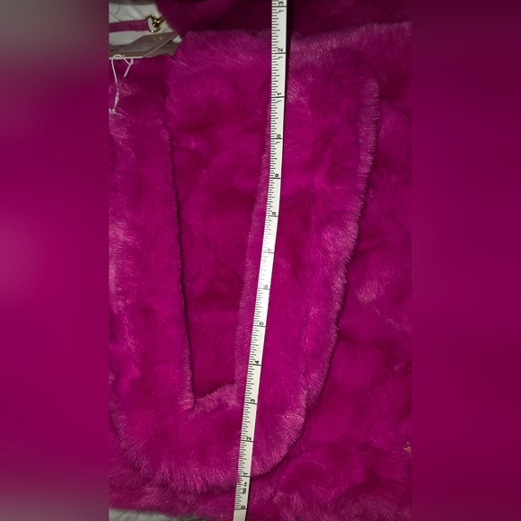OLIVER THOMAS: Vegan Fluffy Fur Raspberry Tote & Matching Clip-on Interior Pouch - Picture 13 of 16